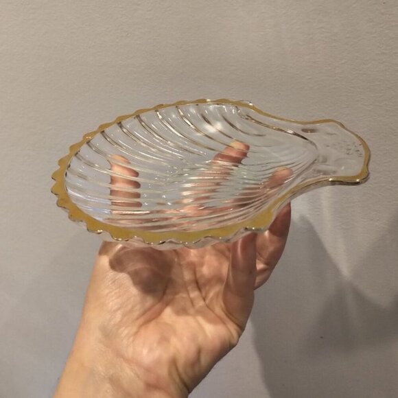 🌷2/35🌷Vntg Seashell Crystal Glass Trinket Dish 18k Gold Rim with Fruits Grapes - Picture 3 of 16